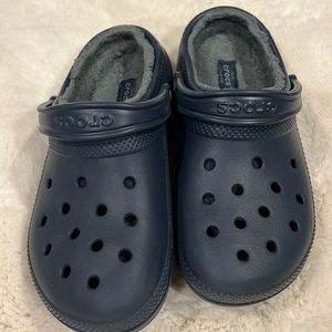 Crocs lined in blue size 8